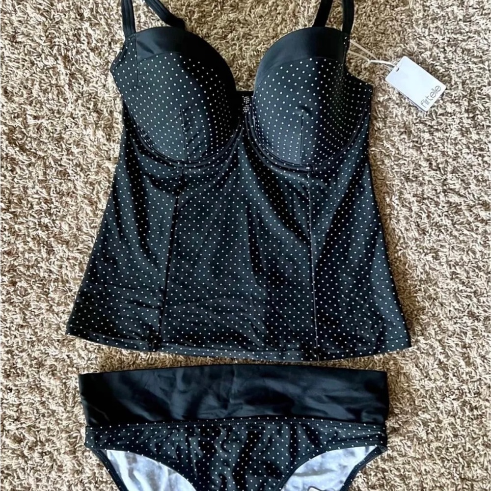 Top is size 32 J with underwire ( Fits like a D or DD)
Bottom is medium